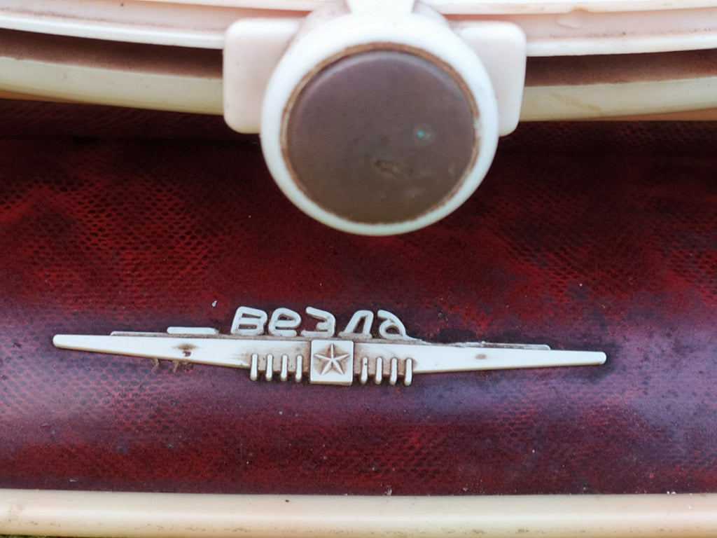 Mid-century USSR tube radio side view showing minor wear – detail 19