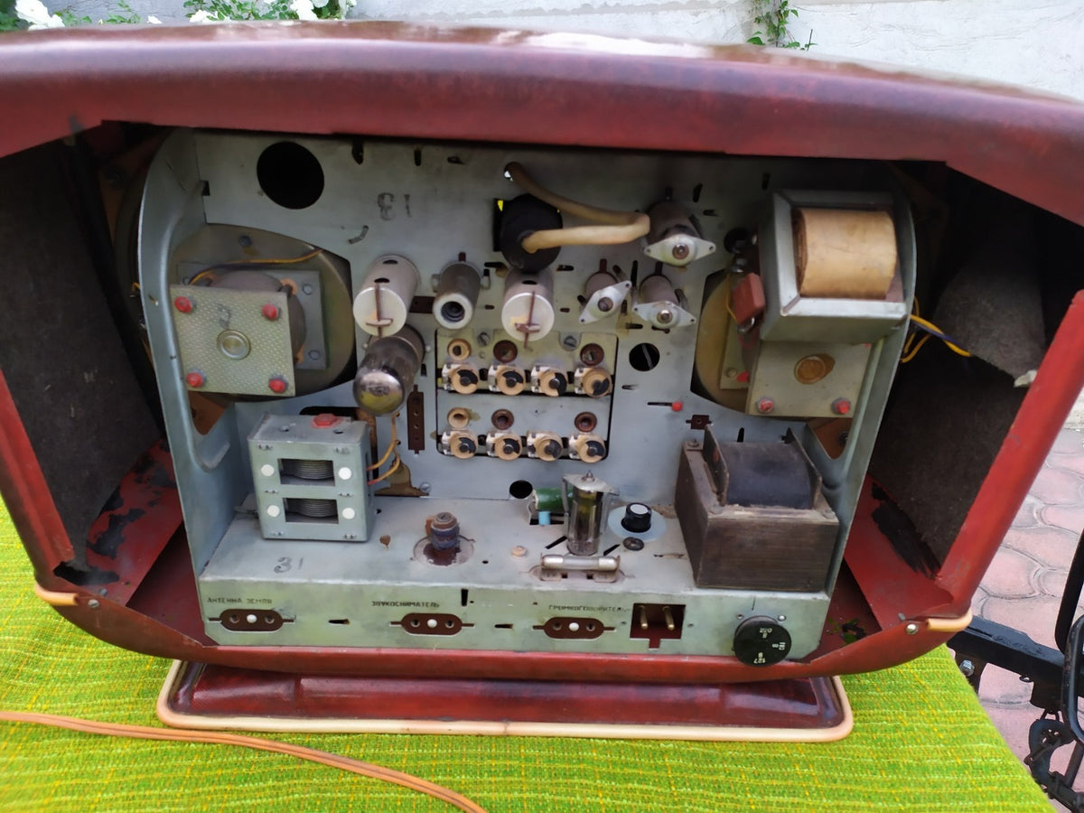 Mid-century USSR tube radio side view showing minor wear – detail 22