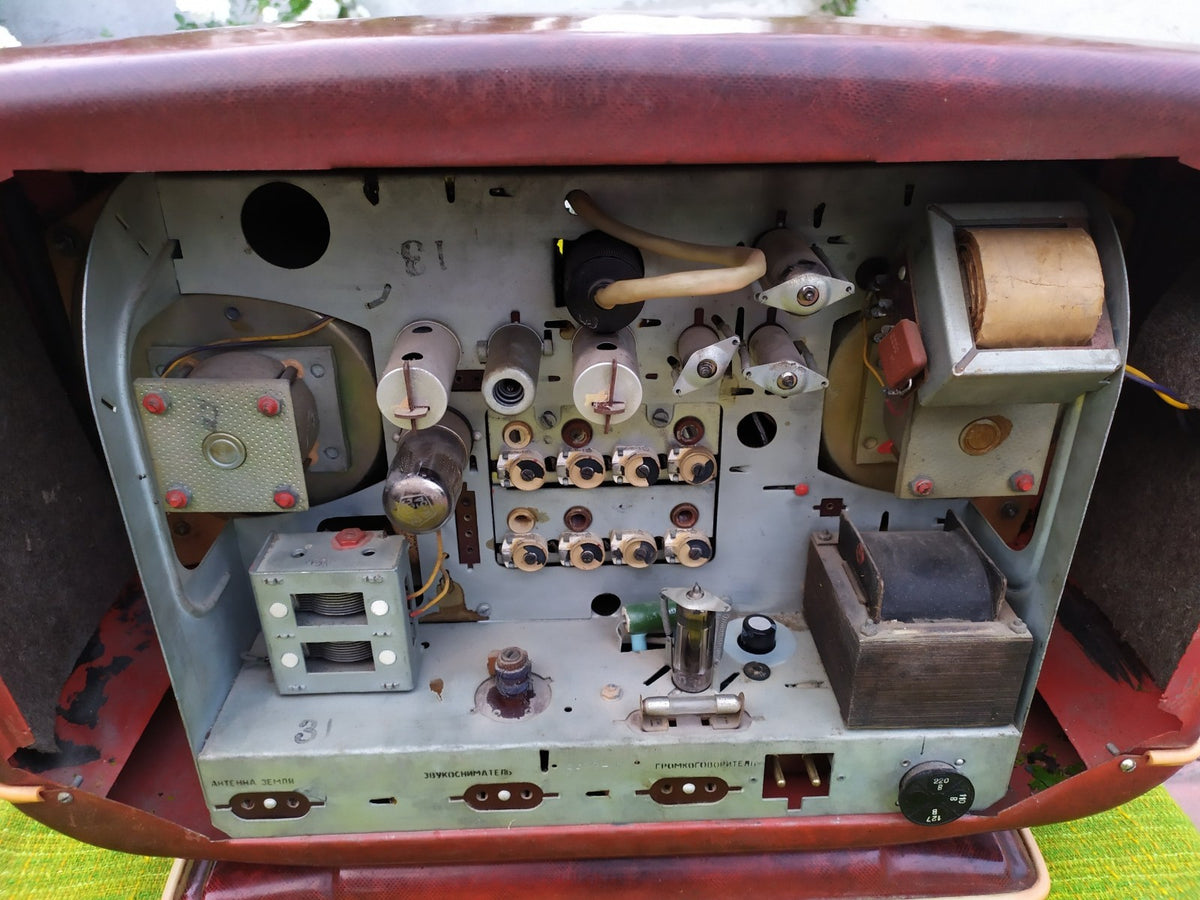 Vintage Soviet vacuum tube radio with illuminated frequency scale – detail 23