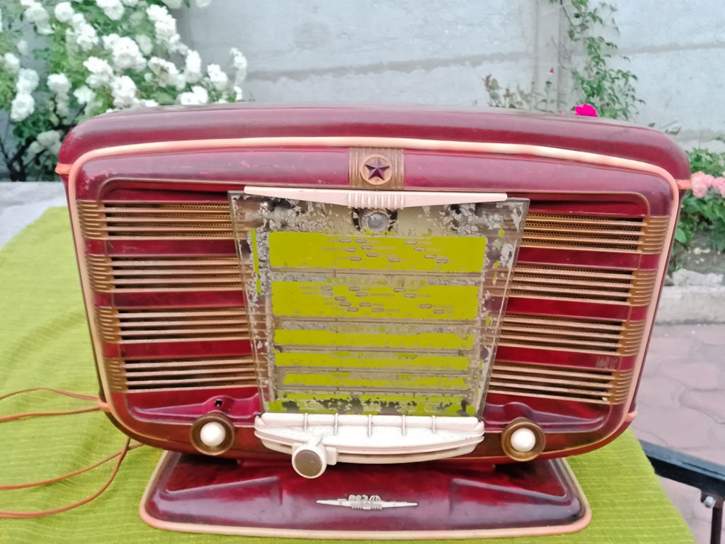 Vintage Soviet vacuum tube radio with illuminated frequency scale – detail 5