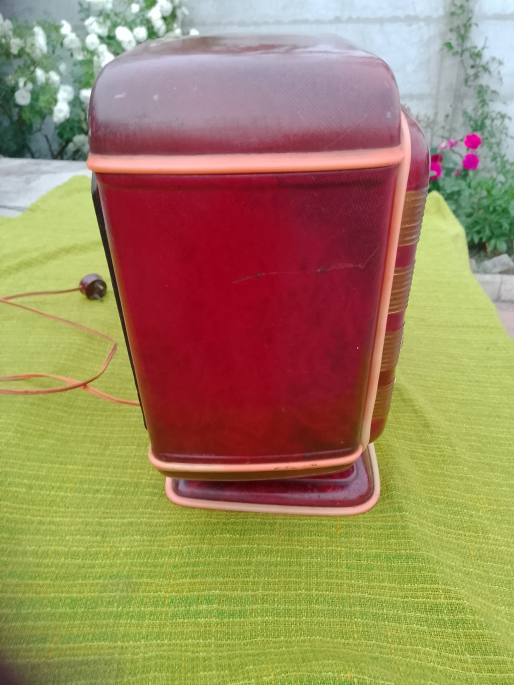 Vintage Soviet vacuum tube radio with illuminated frequency scale – detail 8